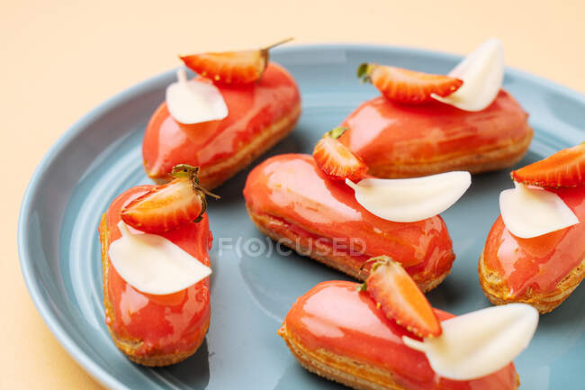 Erdbeer-Eclairs mit weißen Schokoladenblättern — Stockfoto