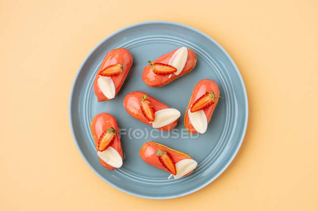 Pasteles de fresa con hojas de chocolate blanco - foto de stock