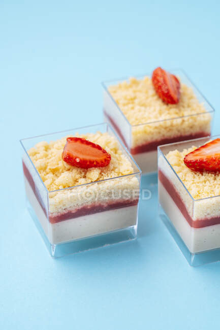 Glass containers with strawberry mousse — Stock Photo