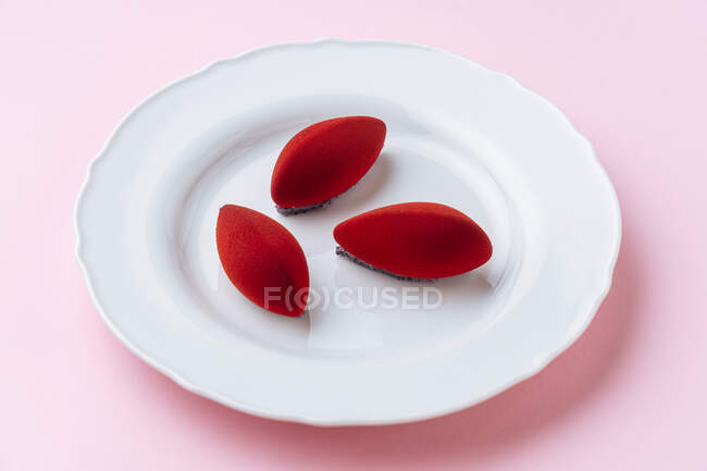 Galletas pequeñas con glaseado rojo - foto de stock