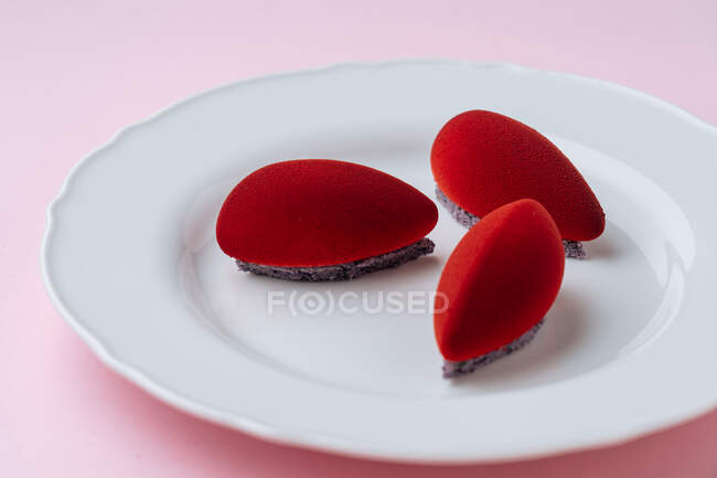 Small cookies with red frosting — Stock Photo
