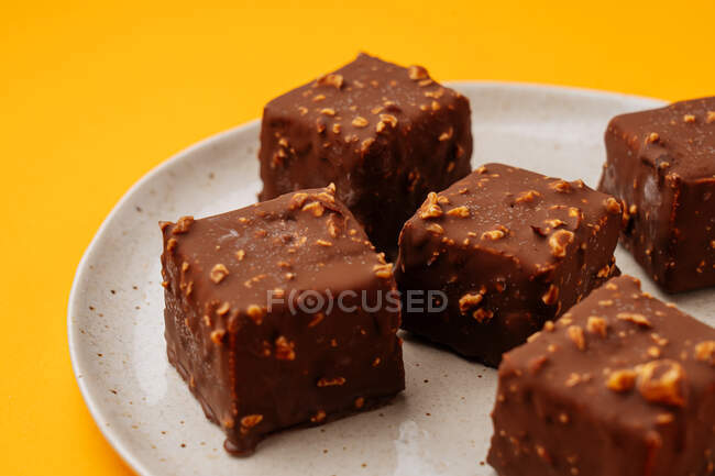 Bolachas com cobertura de chocolate e nozes — Fotografia de Stock
