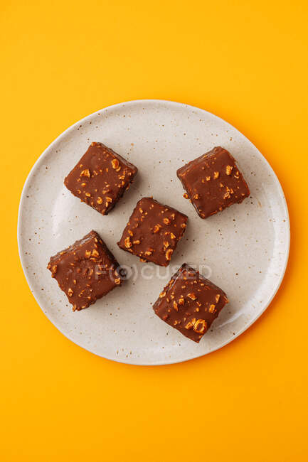 Cookies avec glaçage au chocolat et aux noix — Photo de stock