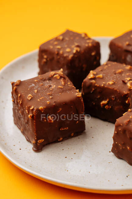 Bolachas com cobertura de chocolate e nozes — Fotografia de Stock