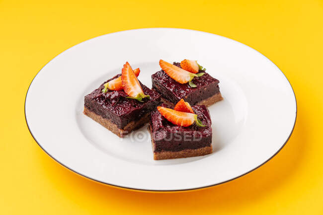 Pieces of berry and chocolate cake — Stock Photo