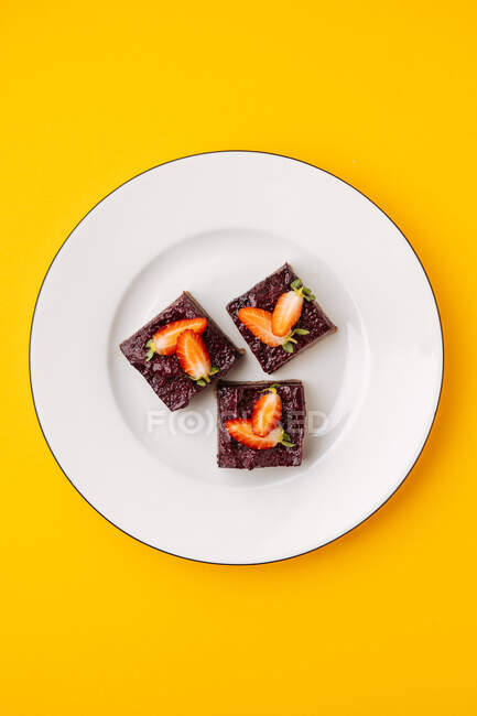 Pieces of berry and chocolate cake — Stock Photo