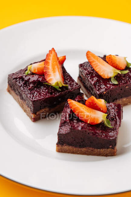 Pezzi di torta di bacche e cioccolato — Foto stock