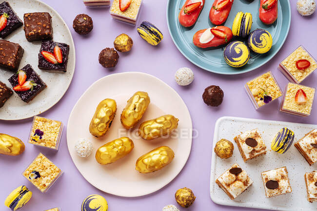 Різні смачні десерти на тарілках — стокове фото