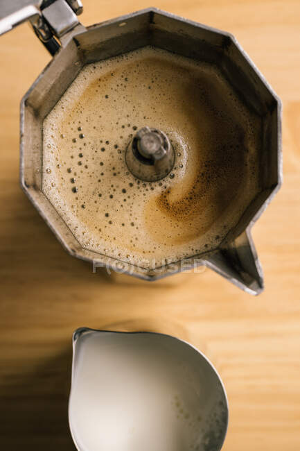 Geyser cafeteira e jarro de leite — Fotografia de Stock