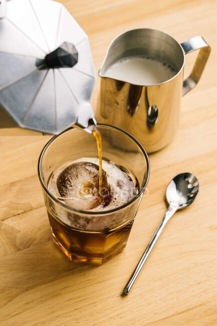 Anonymous barista preparing ice coffee — Stock Photo