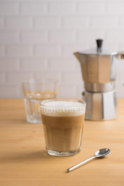 Café fresco com leite em vidro — Fotografia de Stock