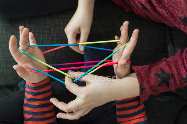 Niños inteligentes usando bandas elásticas para el juego - foto de stock