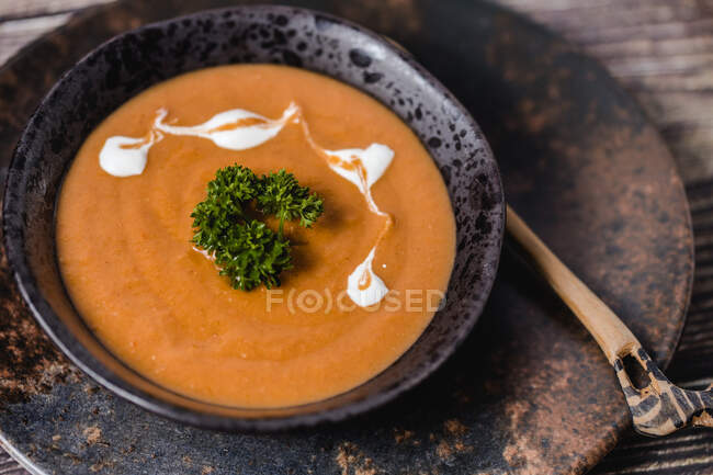Sopa moderna de purê de laranja servida — Fotografia de Stock