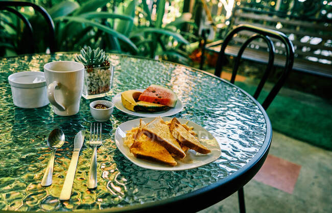 Здорова їжа для сніданку розміщена на круглому столі на терасі ресторану на відкритому повітрі вранці в Коста - Риці. — стокове фото
