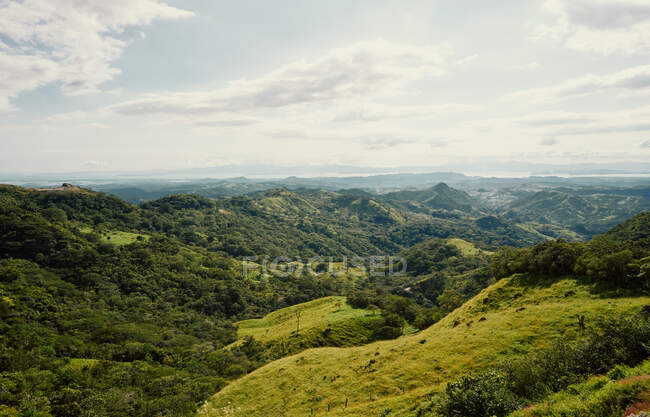 Desde arriba paisaje escénico de cordilleras verdes y selvas tropicales en Costa Rica - foto de stock