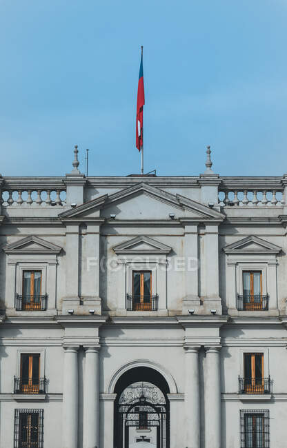 Fassade des Justizgebäudes mit schwenkender bunter Flagge — Stockfoto