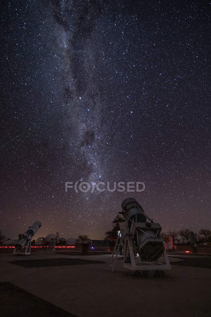 Niedriger Winkel professioneller zeitgenössischer optischer Ausrüstung gegen klaren Nachthimmel mit Milchstraße unter vielen hellen Sternen — Stockfoto