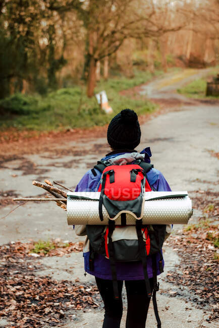 Caminhada mochileiro irreconhecível na floresta de outono — Fotografia de Stock