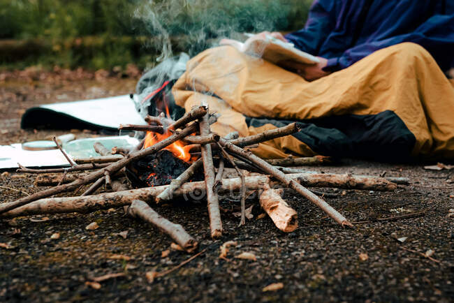 Kleines Lagerfeuer aus Brennholz auf dem Boden — Stockfoto