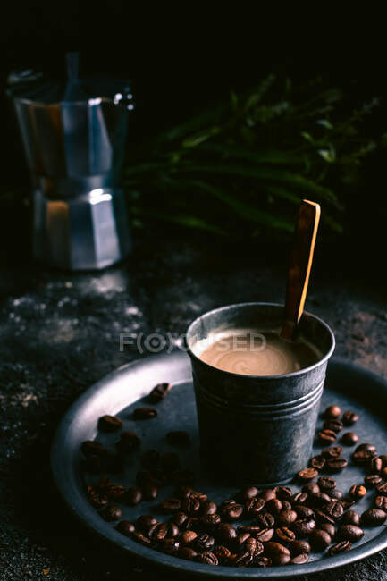 Café fresco perto de panela e grãos de café — Fotografia de Stock