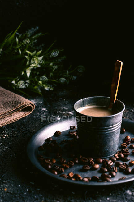 Зерна кави та кави на лотку — стокове фото