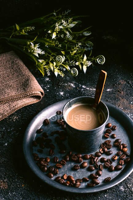 Café et grains de café sur plateau — Photo de stock