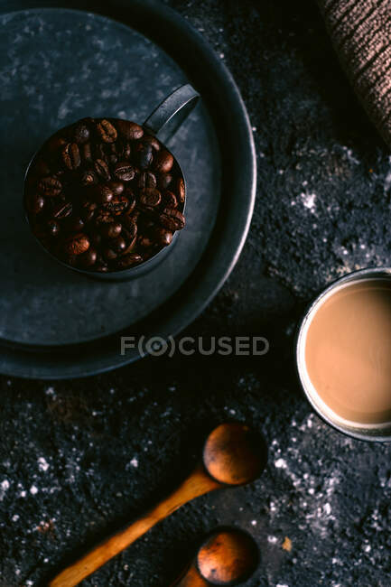 Granos de café y café en bandeja - foto de stock