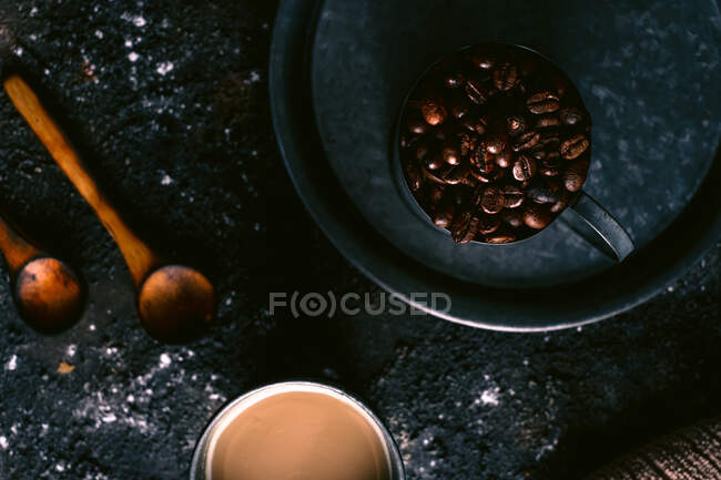 Кофе и кофе зерна на подносе — стоковое фото