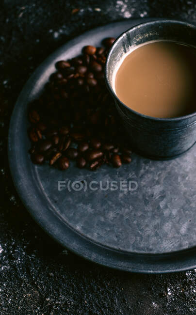 Granos de café y café en bandeja - foto de stock
