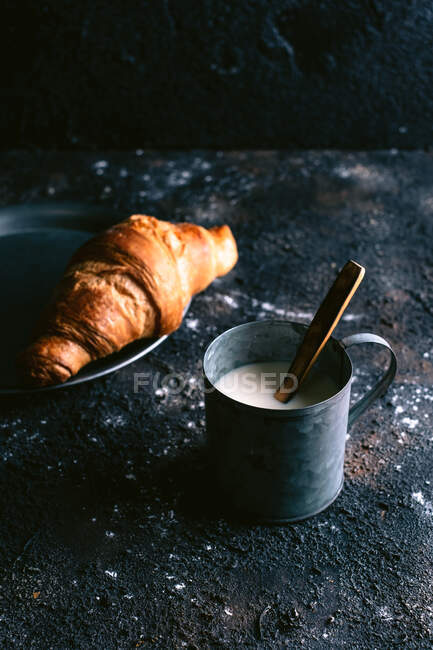 Croissant e leite na mesa — Fotografia de Stock