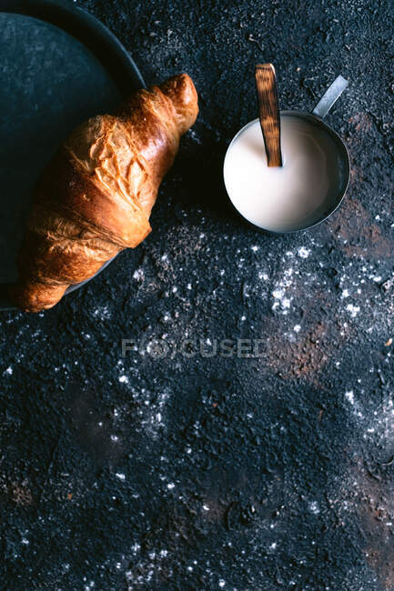 Croissant e leite na mesa — Fotografia de Stock