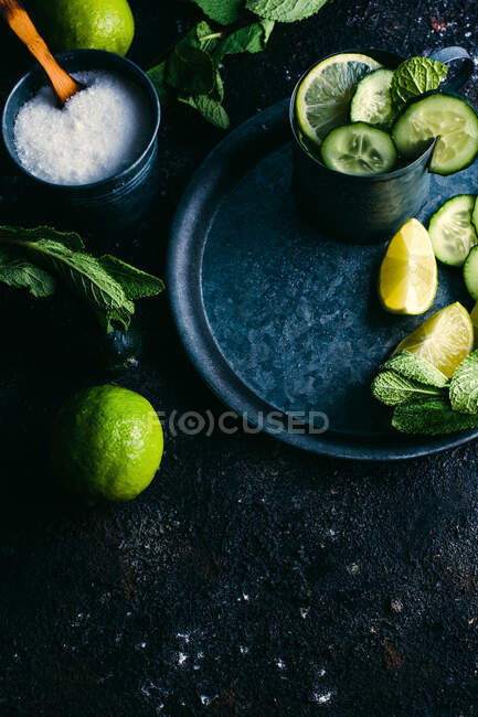 Ingrédients pour boisson de désintoxication au concombre sur table — Photo de stock