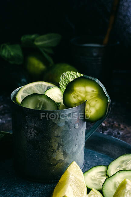 Boisson de désintoxication au concombre à la menthe et à la lime — Photo de stock