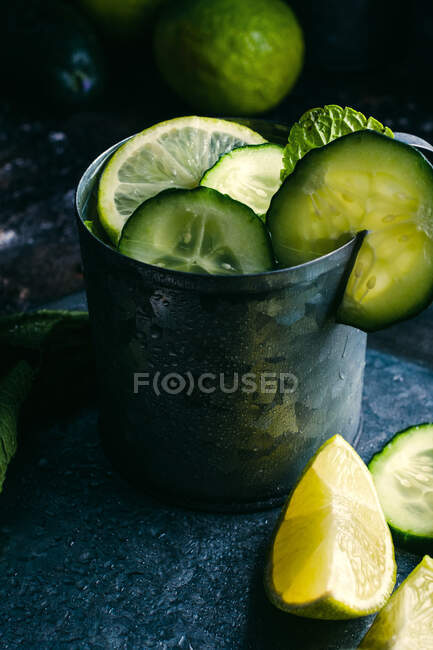 Bebida de desintoxicação de pepino com hortelã e limão — Fotografia de Stock
