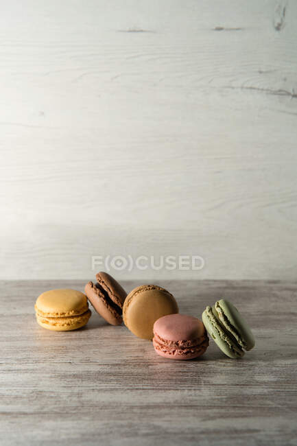 Macarons croquants frais sur la table — Photo de stock