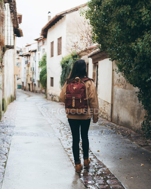 Жінка-мандрівник, що йде в старому місті — стокове фото