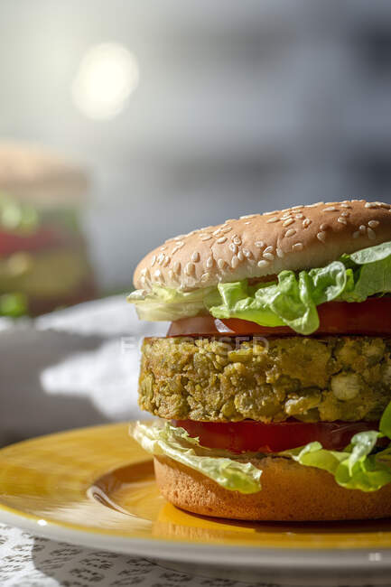 Hausgemachter gesunder veganer Linsenburger mit Tomaten, Salat und Pommes — Stockfoto