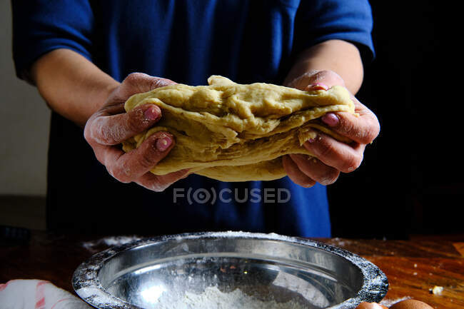 Anonymes Weibchen knetet frischen Teig mit Zitrone und Serviette bei der Teigzubereitung zu Hause — Stockfoto