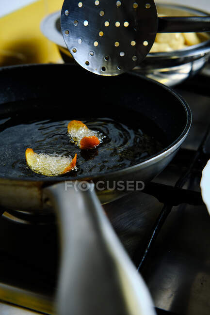 De cima grupo de deliciosos donuts fritando em óleo de borbulhar quente no fogão na cozinha — Fotografia de Stock