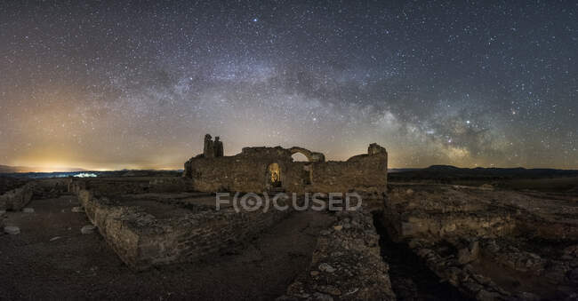 Restos de castelo antigo sob Via Láctea na noite estrelada — Fotografia de Stock
