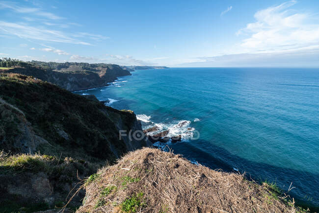D'en haut paysage marin étonnant et le littoral de falaise avec ciel bleu clair sur la Costa Brava — Photo de stock