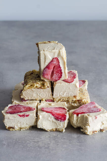 Leckeres hausgemachtes Frost-Dessert mit weißer Sahne und in Scheiben geschnittenen Erdbeeren auf Marmor-Hintergrund — Stockfoto