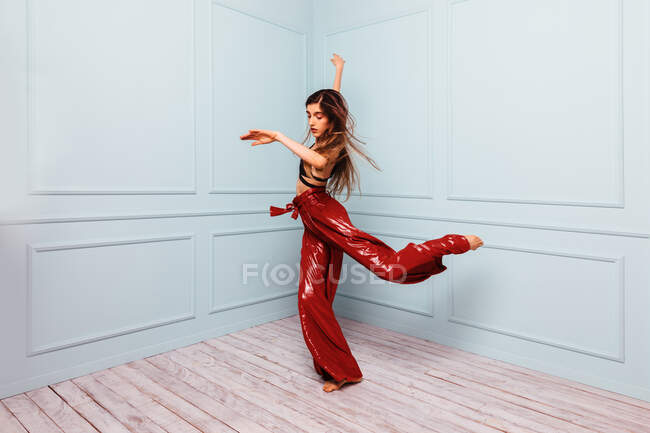 Stilvolle Tänzerin springt in Studioecke — Stockfoto