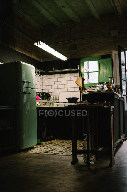 Frammento di interno di bar rustico con bancone in legno retrò e frigorifero verde vintage — Foto stock