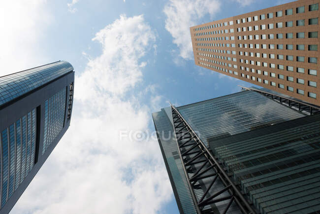 Edifici moderni contro il cielo nuvoloso — Foto stock