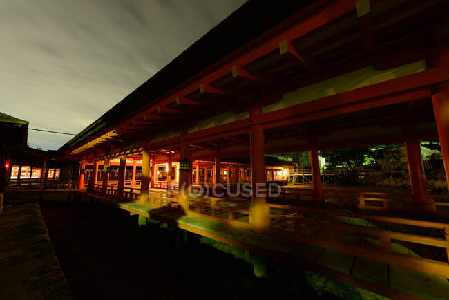 Santuário iluminado na noite de verão — Fotografia de Stock