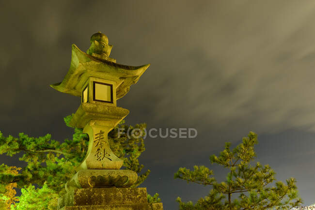 Monumento religioso contra el cielo nocturno - foto de stock