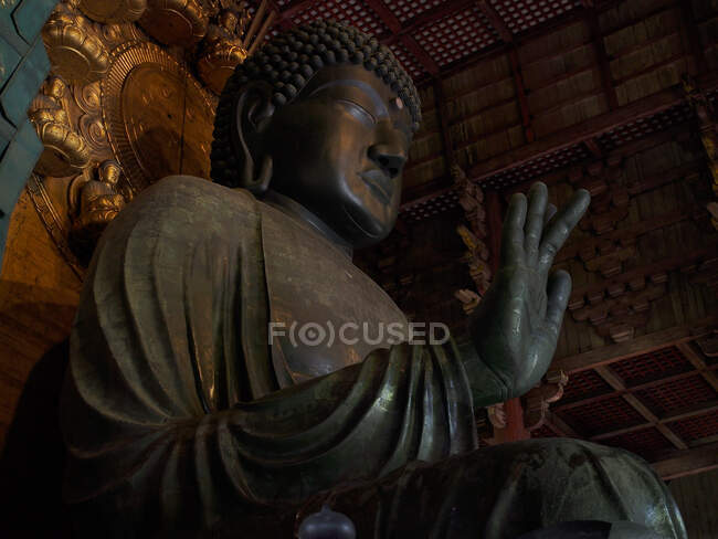 Buddha-Statue in traditionellem Tempel — Stockfoto