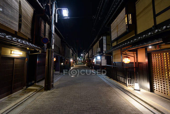 Rua solitária com lâmpadas e casas — Fotografia de Stock