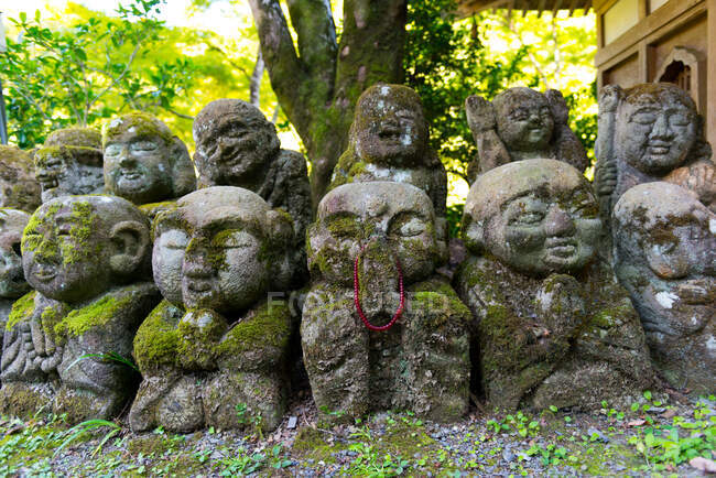 Antiguas estatuas de piedra en parque - foto de stock